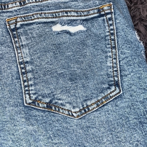 Pull & Bear Slim fit denim Bermuda shorts with rip details, a five-pocket. - Picture 7 of 10